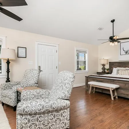 Main Street Retreat #13 - King Bed, On Main St, Shared Hot Tub & Pool Apartment